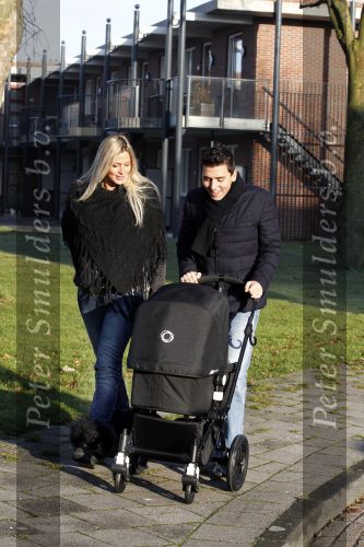 Volendam 26 november 2010
Jan Smit en Lisa buiten aan het wandelen met hun dochter Emma. Vandaag was de eerste keer dat Emma naar buiten ging.
Peter Smulders bv