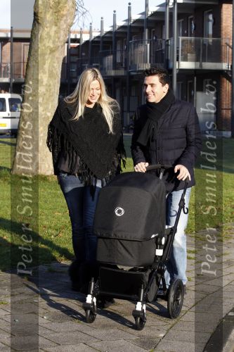 Volendam 26 november 2010
Jan Smit en Lisa buiten aan het wandelen met hun dochter Emma. Vandaag was de eerste keer dat Emma naar buiten ging.
Peter Smulders bv