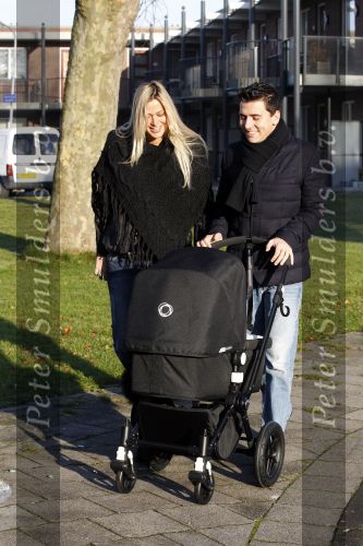 Volendam 26 november 2010
Jan Smit en Lisa buiten aan het wandelen met hun dochter Emma. Vandaag was de eerste keer dat Emma naar buiten ging.
Peter Smulders bv