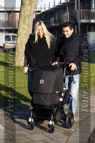Volendam 26 november 2010
Jan Smit en Lisa buiten aan het wandelen met hun dochter Emma. Vandaag was de eerste keer dat Emma naar buiten ging.
Peter Smulders bv