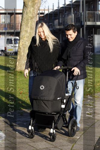 Volendam 26 november 2010
Jan Smit en Lisa buiten aan het wandelen met hun dochter Emma. Vandaag was de eerste keer dat Emma naar buiten ging.
Peter Smulders bv
