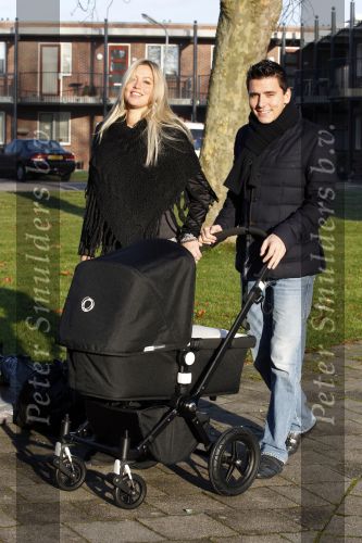 Volendam 26 november 2010
Jan Smit en Lisa buiten aan het wandelen met hun dochter Emma. Vandaag was de eerste keer dat Emma naar buiten ging.
Peter Smulders bv