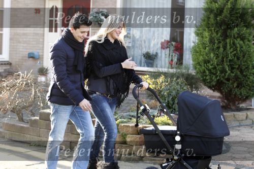 Volendam 26 november 2010
Jan Smit en Lisa buiten aan het wandelen met hun dochter Emma. Vandaag was de eerste keer dat Emma naar buiten ging.
Peter Smulders bv