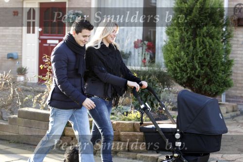 Volendam 26 november 2010
Jan Smit en Lisa buiten aan het wandelen met hun dochter Emma. Vandaag was de eerste keer dat Emma naar buiten ging.
Peter Smulders bv