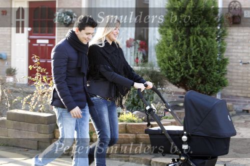 Volendam 26 november 2010
Jan Smit en Lisa buiten aan het wandelen met hun dochter Emma. Vandaag was de eerste keer dat Emma naar buiten ging.
Peter Smulders bv