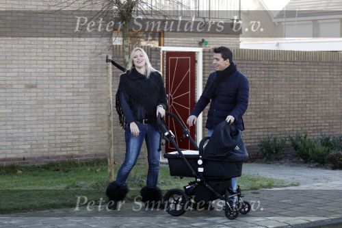 Volendam 26 november 2010
Jan Smit en Lisa buiten aan het wandelen met hun dochter Emma. Vandaag was de eerste keer dat Emma naar buiten ging.
Peter Smulders bv