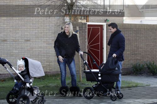 Volendam 26 november 2010
Jan Smit en Lisa buiten aan het wandelen met hun dochter Emma. Vandaag was de eerste keer dat Emma naar buiten ging.
Peter Smulders bv