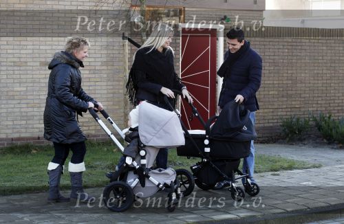 Volendam 26 november 2010
Jan Smit en Lisa buiten aan het wandelen met hun dochter Emma. Vandaag was de eerste keer dat Emma naar buiten ging.
Peter Smulders bv