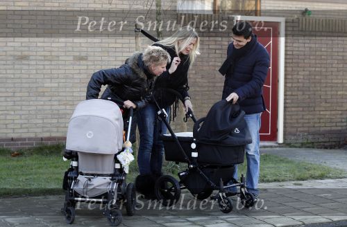 Volendam 26 november 2010
Jan Smit en Lisa buiten aan het wandelen met hun dochter Emma. Vandaag was de eerste keer dat Emma naar buiten ging.
Peter Smulders bv