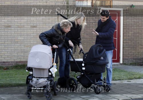 Volendam 26 november 2010
Jan Smit en Lisa buiten aan het wandelen met hun dochter Emma. Vandaag was de eerste keer dat Emma naar buiten ging.
Peter Smulders bv