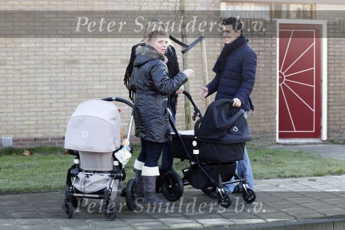 Volendam 26 november 2010
Jan Smit en Lisa buiten aan het wandelen met hun dochter Emma. Vandaag was de eerste keer dat Emma naar buiten ging.
Peter Smulders bv