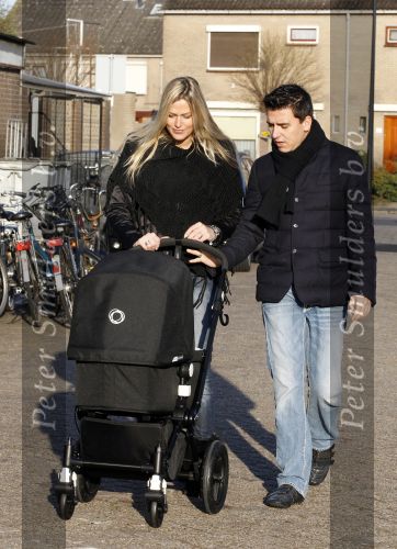 Volendam 26 november 2010
Jan Smit en Lisa buiten aan het wandelen met hun dochter Emma. Vandaag was de eerste keer dat Emma naar buiten ging.
Peter Smulders bv