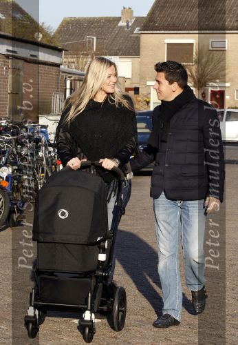 Volendam 26 november 2010
Jan Smit en Lisa buiten aan het wandelen met hun dochter Emma. Vandaag was de eerste keer dat Emma naar buiten ging.
Peter Smulders bv