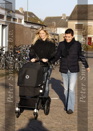 Volendam 26 november 2010
Jan Smit en Lisa buiten aan het wandelen met hun dochter Emma. Vandaag was de eerste keer dat Emma naar buiten ging.
Peter Smulders bv