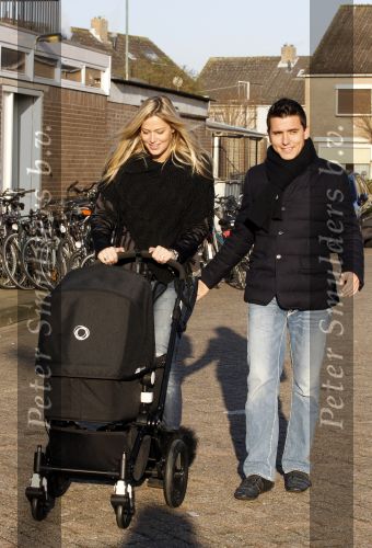 Volendam 26 november 2010
Jan Smit en Lisa buiten aan het wandelen met hun dochter Emma. Vandaag was de eerste keer dat Emma naar buiten ging.
Peter Smulders bv