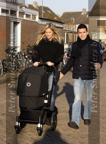 Volendam 26 november 2010
Jan Smit en Lisa buiten aan het wandelen met hun dochter Emma. Vandaag was de eerste keer dat Emma naar buiten ging.
Peter Smulders bv