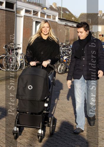 Volendam 26 november 2010
Jan Smit en Lisa buiten aan het wandelen met hun dochter Emma. Vandaag was de eerste keer dat Emma naar buiten ging.
Peter Smulders bv