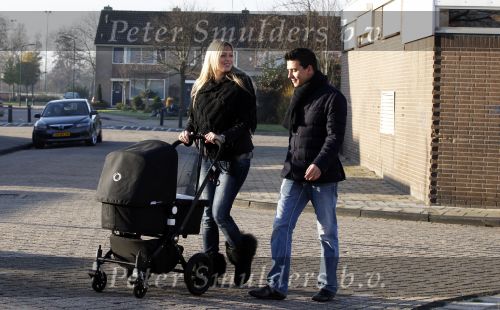 Volendam 26 november 2010
Jan Smit en Lisa buiten aan het wandelen met hun dochter Emma. Vandaag was de eerste keer dat Emma naar buiten ging.
Peter Smulders bv