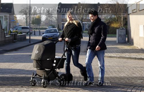 Volendam 26 november 2010
Jan Smit en Lisa buiten aan het wandelen met hun dochter Emma. Vandaag was de eerste keer dat Emma naar buiten ging.
Peter Smulders bv