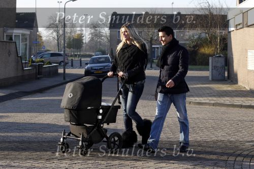 Volendam 26 november 2010
Jan Smit en Lisa buiten aan het wandelen met hun dochter Emma. Vandaag was de eerste keer dat Emma naar buiten ging.
Peter Smulders bv