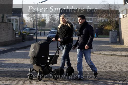 Volendam 26 november 2010
Jan Smit en Lisa buiten aan het wandelen met hun dochter Emma. Vandaag was de eerste keer dat Emma naar buiten ging.
Peter Smulders bv