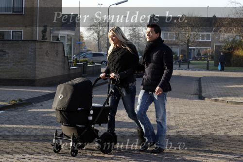 Volendam 26 november 2010
Jan Smit en Lisa buiten aan het wandelen met hun dochter Emma. Vandaag was de eerste keer dat Emma naar buiten ging.
Peter Smulders bv