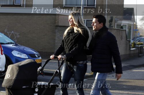 Volendam 26 november 2010
Jan Smit en Lisa buiten aan het wandelen met hun dochter Emma. Vandaag was de eerste keer dat Emma naar buiten ging.
Peter Smulders bv