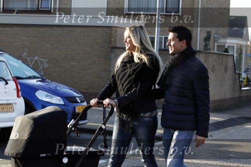 Volendam 26 november 2010
Jan Smit en Lisa buiten aan het wandelen met hun dochter Emma. Vandaag was de eerste keer dat Emma naar buiten ging.
Peter Smulders bv