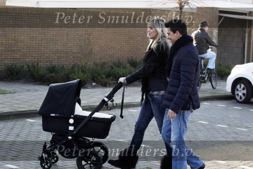 Volendam 26 november 2010
Jan Smit en Lisa buiten aan het wandelen met hun dochter Emma. Vandaag was de eerste keer dat Emma naar buiten ging.
Peter Smulders bv