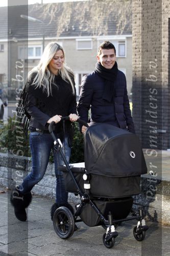 Volendam 26 november 2010
Jan Smit en Lisa buiten aan het wandelen met hun dochter Emma. Vandaag was de eerste keer dat Emma naar buiten ging.
Peter Smulders bv