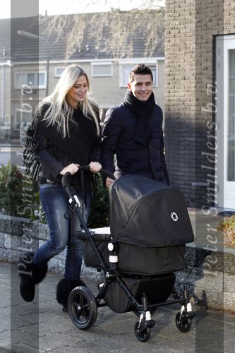 Volendam 26 november 2010
Jan Smit en Lisa buiten aan het wandelen met hun dochter Emma. Vandaag was de eerste keer dat Emma naar buiten ging.
Peter Smulders bv