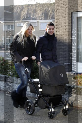 Volendam 26 november 2010
Jan Smit en Lisa buiten aan het wandelen met hun dochter Emma. Vandaag was de eerste keer dat Emma naar buiten ging.
Peter Smulders bv