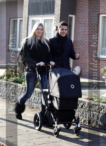 Volendam 26 november 2010
Jan Smit en Lisa buiten aan het wandelen met hun dochter Emma. Vandaag was de eerste keer dat Emma naar buiten ging.
Peter Smulders bv