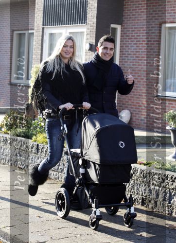 Volendam 26 november 2010
Jan Smit en Lisa buiten aan het wandelen met hun dochter Emma. Vandaag was de eerste keer dat Emma naar buiten ging.
Peter Smulders bv
