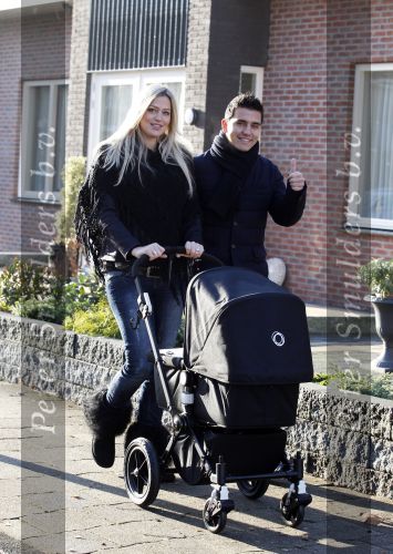 Volendam 26 november 2010
Jan Smit en Lisa buiten aan het wandelen met hun dochter Emma. Vandaag was de eerste keer dat Emma naar buiten ging.
Peter Smulders bv
