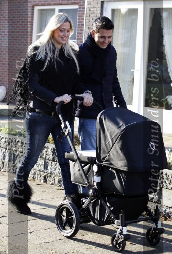 Volendam 26 november 2010
Jan Smit en Lisa buiten aan het wandelen met hun dochter Emma. Vandaag was de eerste keer dat Emma naar buiten ging.
Peter Smulders bv