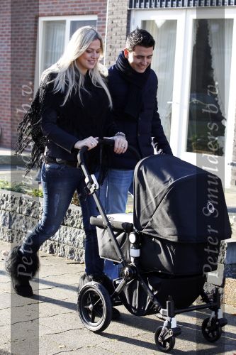Volendam 26 november 2010
Jan Smit en Lisa buiten aan het wandelen met hun dochter Emma. Vandaag was de eerste keer dat Emma naar buiten ging.
Peter Smulders bv