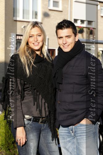 Volendam 26 november 2010
Jan Smit en Lisa buiten aan het wandelen met hun dochter Emma. Vandaag was de eerste keer dat Emma naar buiten ging.
Peter Smulders bv