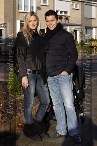 Volendam 26 november 2010
Jan Smit en Lisa buiten aan het wandelen met hun dochter Emma. Vandaag was de eerste keer dat Emma naar buiten ging.
Peter Smulders bv