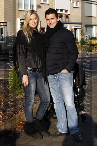 Volendam 26 november 2010
Jan Smit en Lisa buiten aan het wandelen met hun dochter Emma. Vandaag was de eerste keer dat Emma naar buiten ging.
Peter Smulders bv