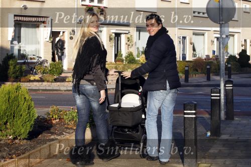 Volendam 26 november 2010
Jan Smit en Lisa buiten aan het wandelen met hun dochter Emma. Vandaag was de eerste keer dat Emma naar buiten ging.
Peter Smulders bv
