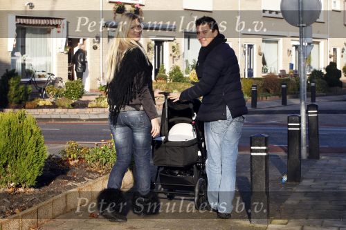 Volendam 26 november 2010
Jan Smit en Lisa buiten aan het wandelen met hun dochter Emma. Vandaag was de eerste keer dat Emma naar buiten ging.
Peter Smulders bv
