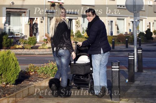 Volendam 26 november 2010
Jan Smit en Lisa buiten aan het wandelen met hun dochter Emma. Vandaag was de eerste keer dat Emma naar buiten ging.
Peter Smulders bv