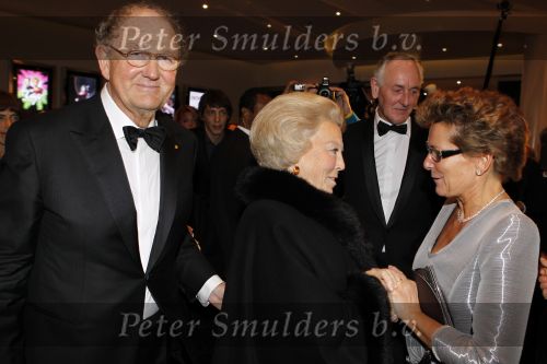 Amsterdam 28 november 2010
Opening nieuwe de la Mar theater en premiere van le cage aux falles. Joop en Janine v d Ende met Koningin Beatrix en Pieter v Vollenhoven
Peter Smulders bv