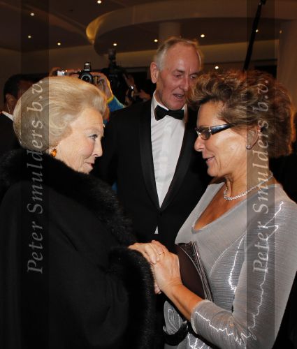 Amsterdam 28 november 2010
Opening nieuwe de la Mar theater en premiere van le cage aux falles. Joop en Janine v d Ende met Koningin Beatrix en Pieter v Vollenhoven
Peter Smulders bv