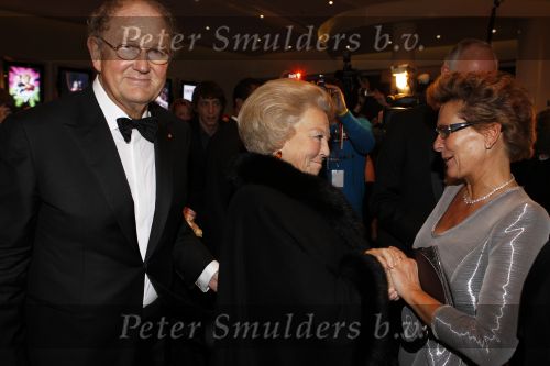 Amsterdam 28 november 2010
Opening nieuwe de la Mar theater en premiere van le cage aux falles. Joop en Janine v d Ende met Koningin Beatrix en Pieter v Vollenhoven
Peter Smulders bv