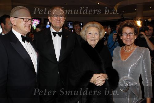 Amsterdam 28 november 2010
Opening nieuwe de la Mar theater en premiere van le cage aux falles. Joop en Janine v d Ende met Koningin Beatrix en Pieter v Vollenhoven
Peter Smulders bv