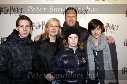 Utrecht 16 november 2010
Premiere Harry Potter film bij het spoorweg museum in Utrecht. Jochem v Gelder met vrouw en kinderen
Peter Smulders bv