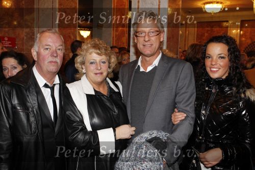 Amsterdam 6 december 2010
Optreden Los Angeles the voices met oa Gordon in carre. John Heuckeroth met zus
Peter Smulders bv