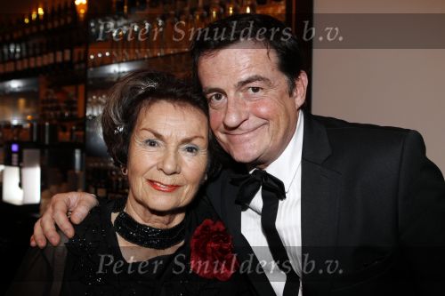 Amsterdam 28 november 2010
Opening nieuwe de la Mar theater en premiere van le cage aux falles. Johnny Kraaykamp jr met moeder
Peter Smulders bv